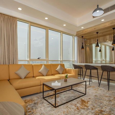 פוג'יירה Platinum Coast Hotel Apartments חדר תמונה A living room in a suite at the hotel