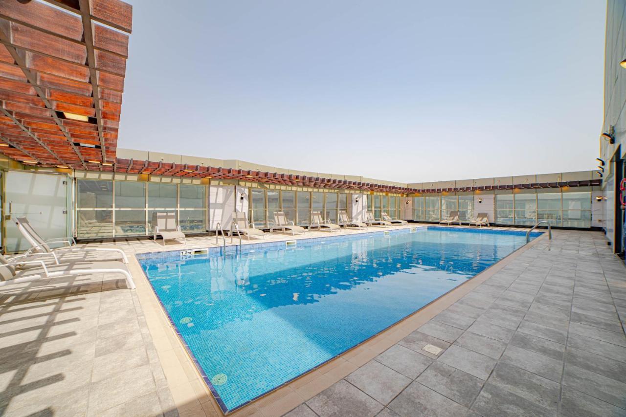 פוג'יירה Platinum Coast Hotel Apartments מראה חיצוני תמונה The swimming pool at the hotel