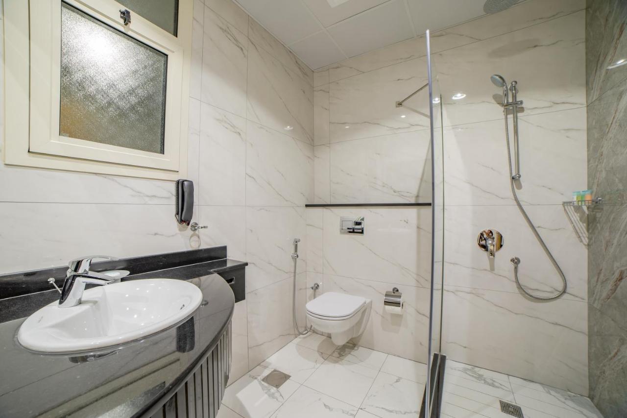 פוג'יירה Platinum Coast Hotel Apartments מראה חיצוני תמונה Bathroom with shower