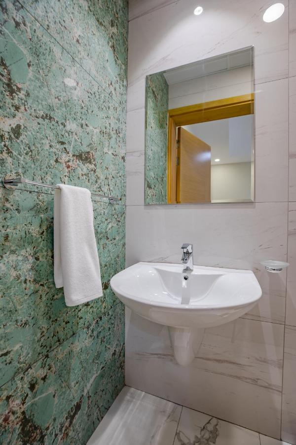 פוג'יירה Platinum Coast Hotel Apartments מראה חיצוני תמונה Bathroom