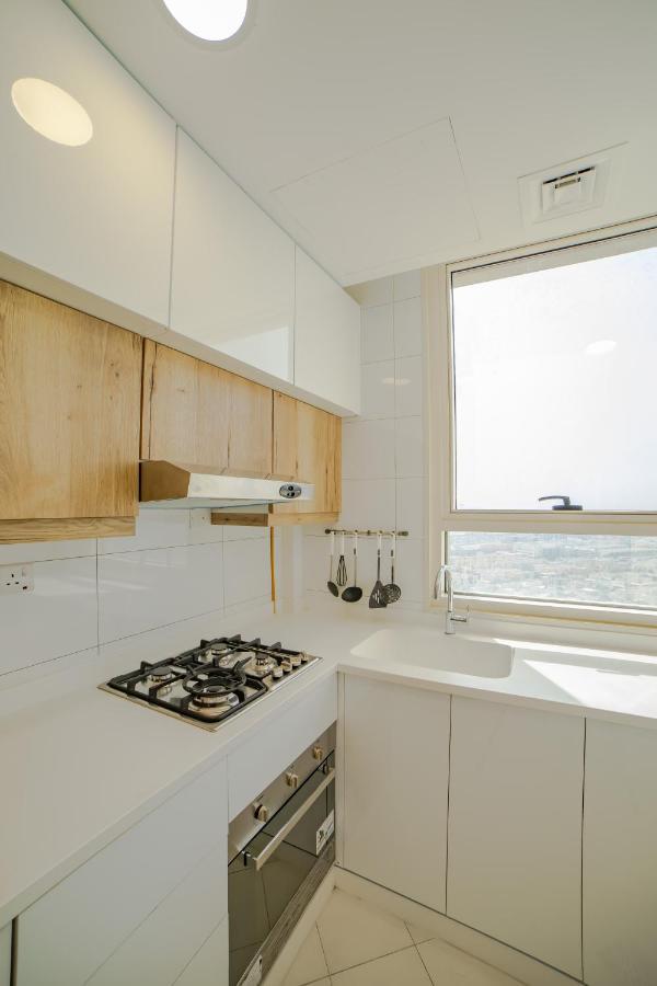 פוג'יירה Platinum Coast Hotel Apartments מראה חיצוני תמונה A modern kitchen