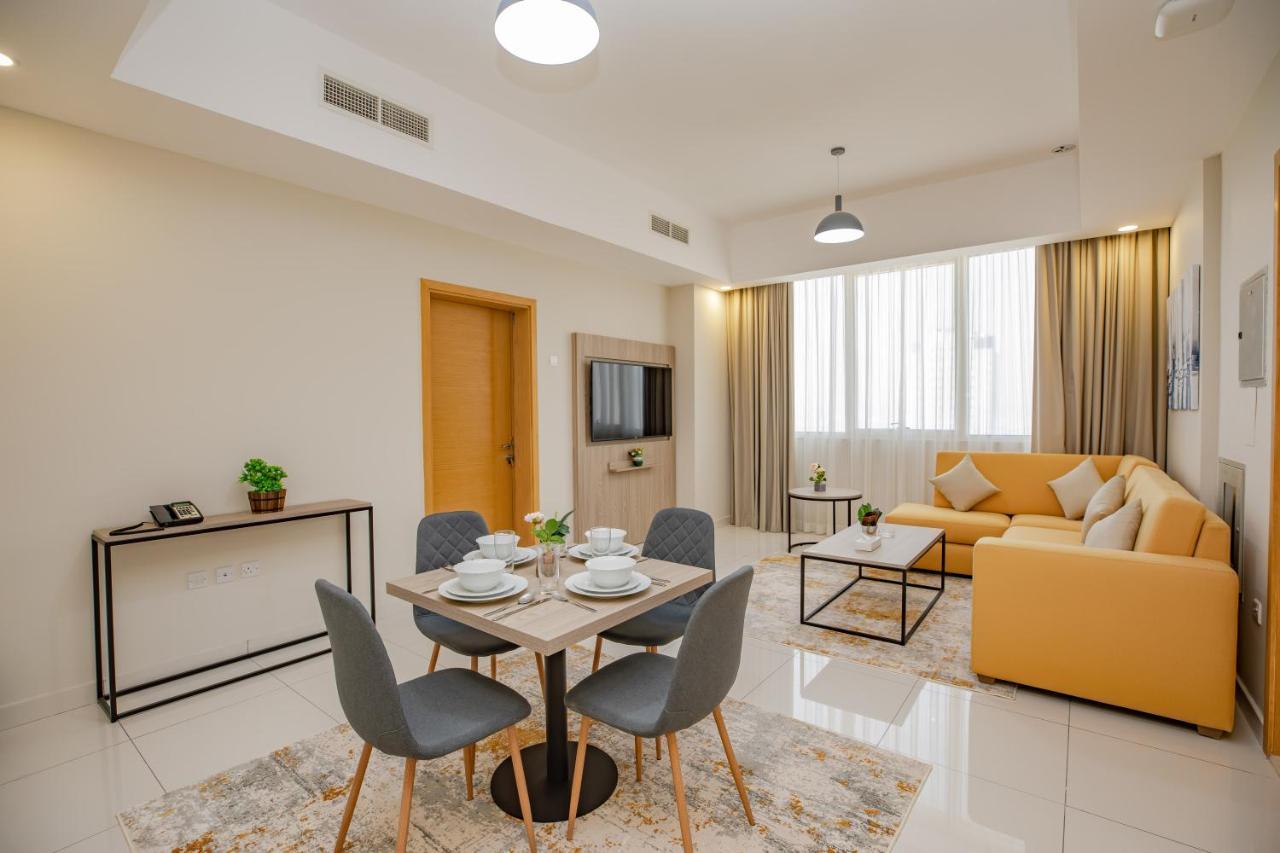 פוג'יירה Platinum Coast Hotel Apartments חדר תמונה A living room in a serviced apartment in Dubai