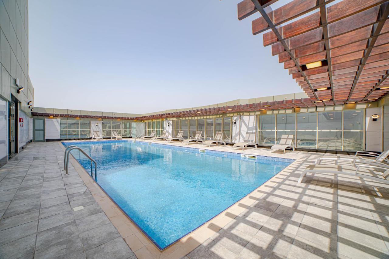 פוג'יירה Platinum Coast Hotel Apartments מראה חיצוני תמונה Swimming pool at the hotel