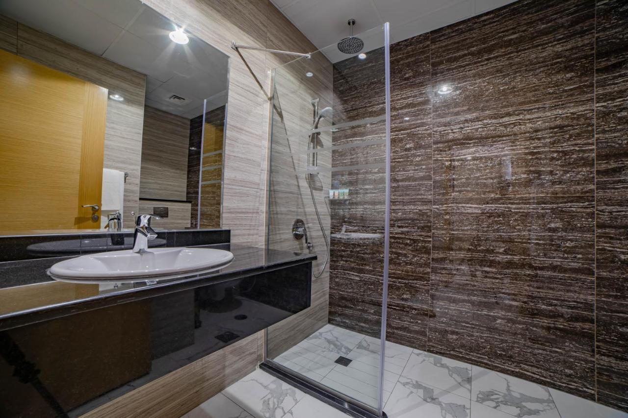 פוג'יירה Platinum Coast Hotel Apartments חדר תמונה A shower enclosure