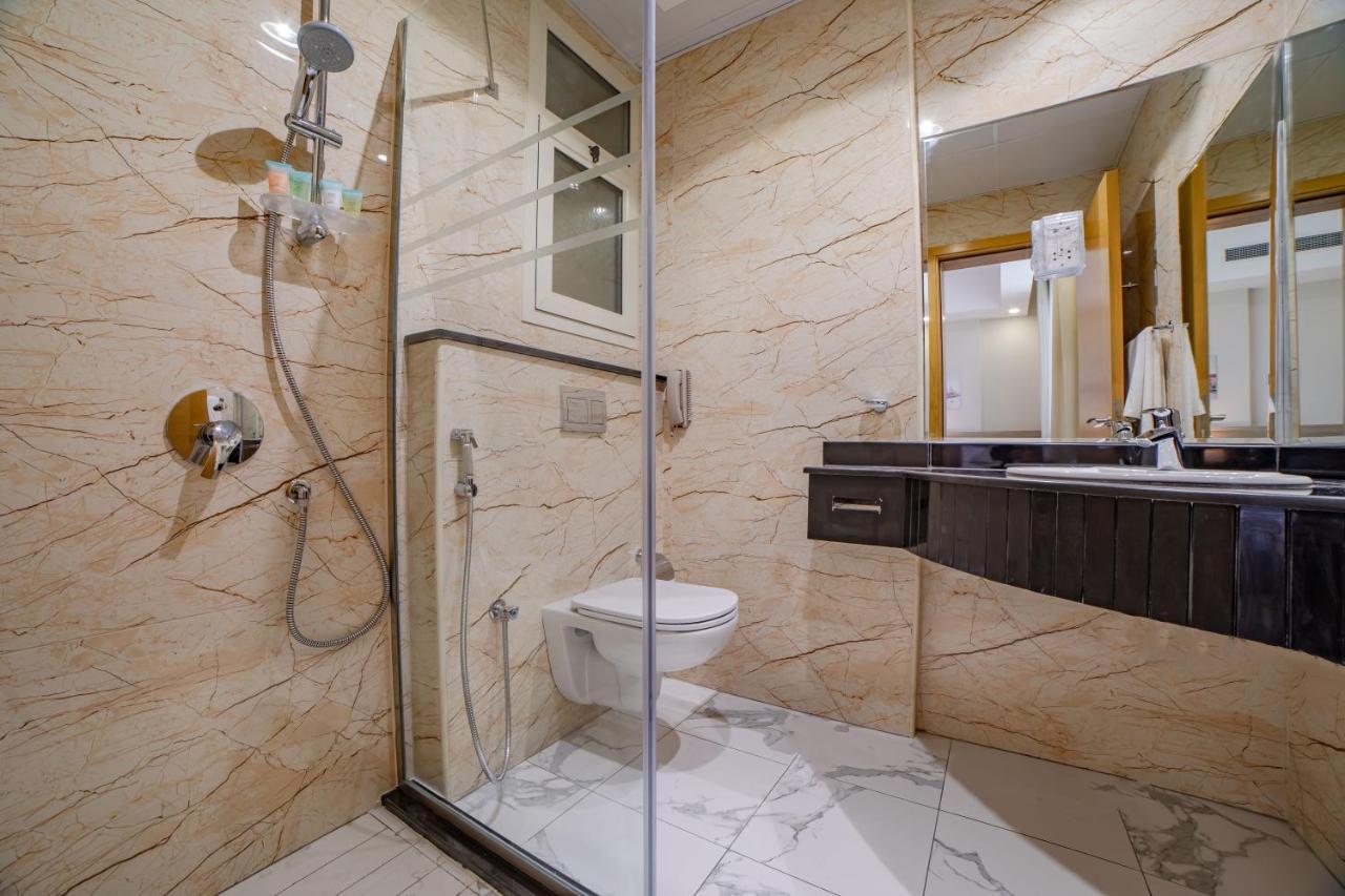 פוג'יירה Platinum Coast Hotel Apartments מראה חיצוני תמונה A shower enclosure