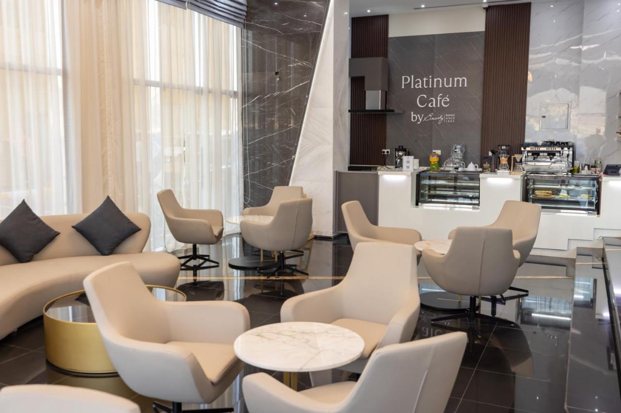 פוג'יירה Platinum Coast Hotel Apartments מראה חיצוני תמונה Platinum Cafe