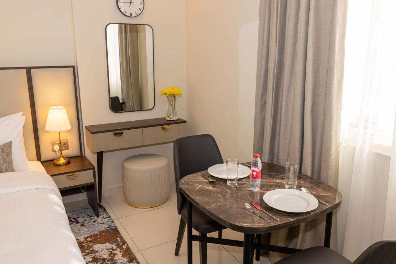 פוג'יירה Platinum Coast Hotel Apartments מראה חיצוני תמונה A room at the hotel