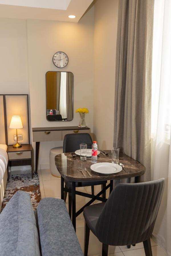 פוג'יירה Platinum Coast Hotel Apartments מראה חיצוני תמונה A room at the hotel