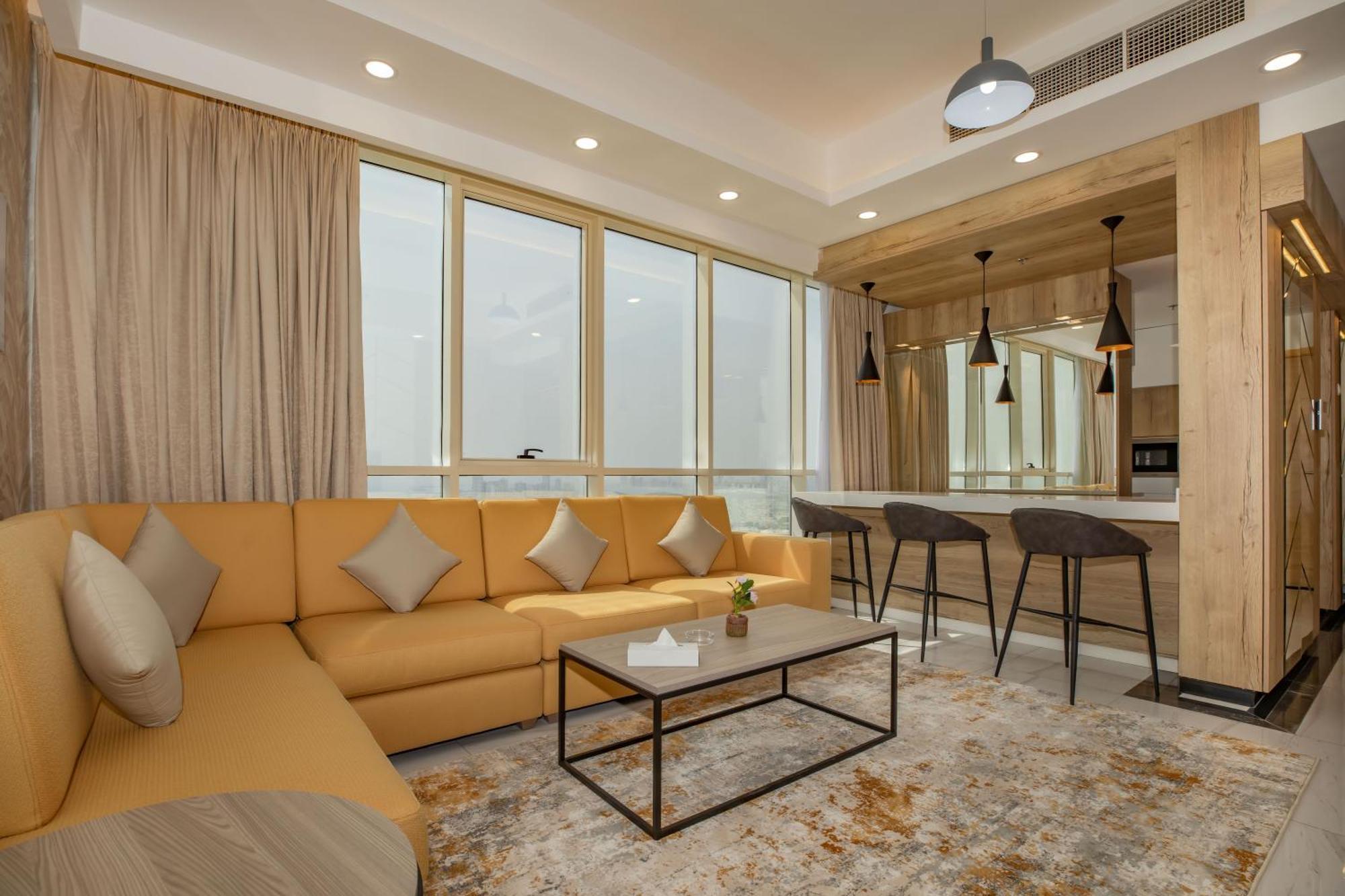 פוג'יירה Platinum Coast Hotel Apartments חדר תמונה A living room in a suite at the hotel